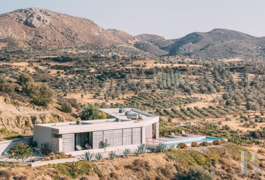 À Sivas, une villa avec piscine sur un terrain de 6 000m² d’oliveraie et de vignes.