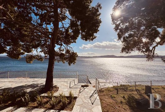 À Neraki, face à Salamine, une maison en pierre de plain-pied avec accès maritime privé