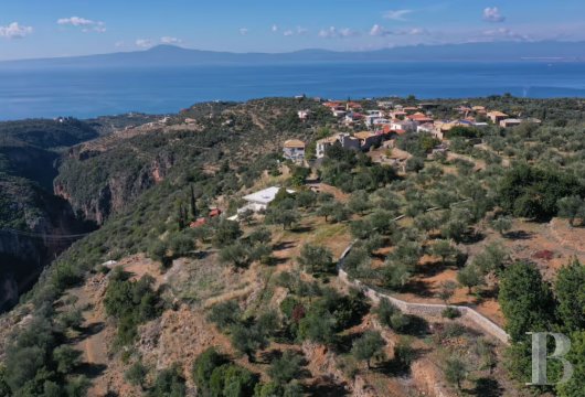Dans le Mani, au Péloponnèse, un terrain constructible de 2 600 m² en terrasses avec vue sur la plage de Sandova