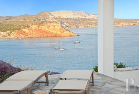 À Akrotiri, une maison cycladique avec maison d'hôtes indépendante sur terrain arboré