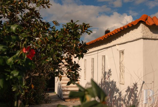 À Palaia Epidavros, un domaine en bord de mer de 4 000 m² avec trois constructions à rénover