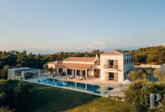 À Roda, une villa contemporaine avec piscine sur 7 000 m² plantés de 100 oliviers centenaires et vignoble