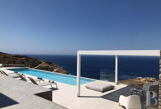 À Kea, une villa dominant l'Égée, terrasses et piscine