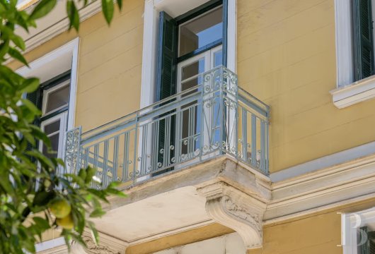 Dans les rues d'Athènes, un immeuble néoclassique de 354 m² sur quatre niveaux édifié au début du 20e siècle, ...