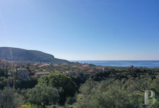 Dans la municipalité de Riglia, au Péloponnèse, un terrain de 1 000 m²  avec vue mer dégagée