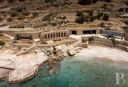 Sur l'île de Kea, une maison de mer rénovée sur le site d'anciens entrepôts en pierre, avec accès direct à ...