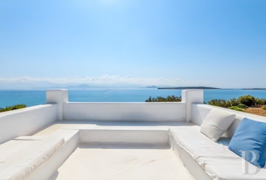 À Paros, aux abords de Naoussa, une demeure cycladique d’environ 283 m² face à Naxos