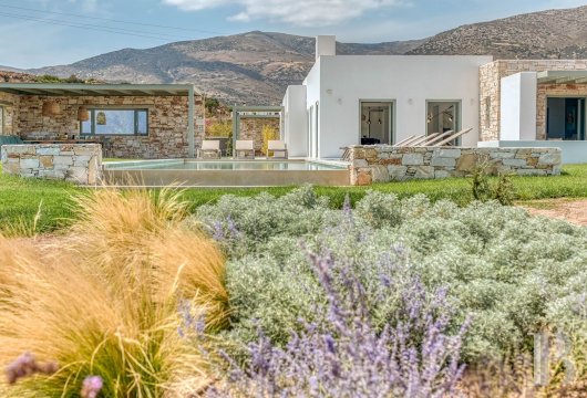 À Pyrgaki, une villa contemporaine en bord de mer avec piscine à 30 mètres de la plage