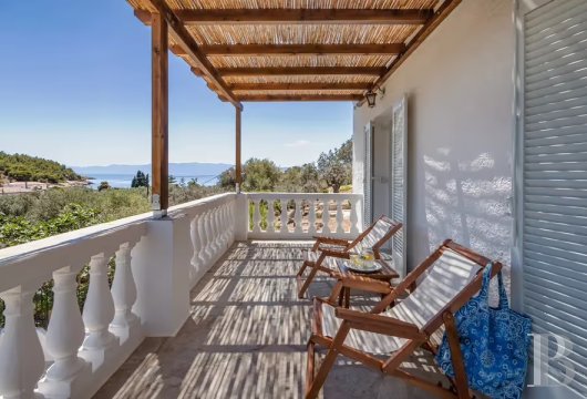 À Spetses, dans le quartier d'Agioi Anargyroi, une villa avec vue sur mer et forêt de pins