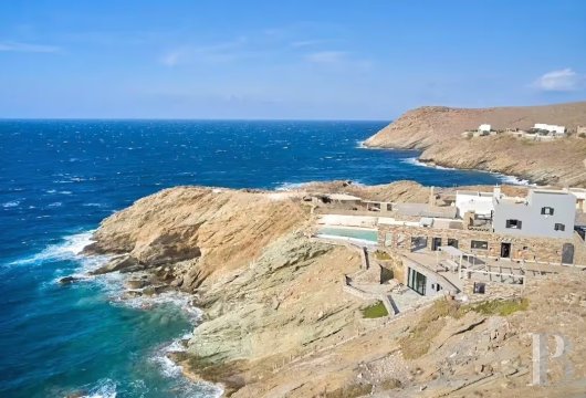 En bord de mer Égée, une villa perchée sur une falaise avec sentier privé vers le rivage