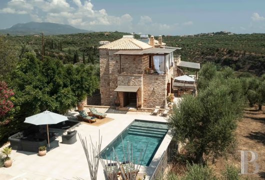 À Koroni, une villa en pierre de 150 m² avec piscine privée et un terrain de 560 m²