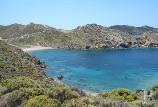 Sur la côte ouest d'Andros, un domaine de 9ha avec plage privée