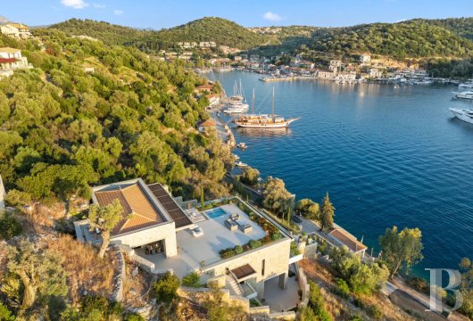 À Meganisi, une villa contemporaine avec accès direct à la baie et ponton privé