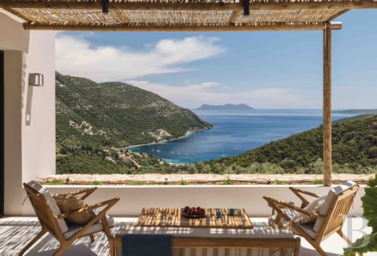 À Mikros Gialos, une villa avec piscine sur 4 112 m² de terrain, vue panoramique sur la baie et les montagnes