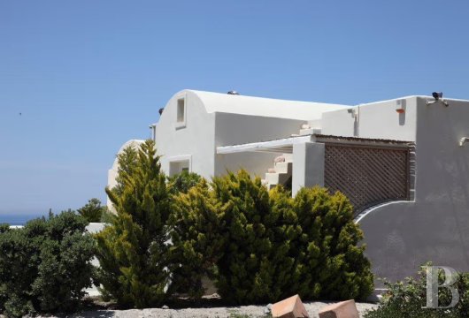 À Oia, Santorin, une maison de 174 m² sur trois niveaux avec studio indépendant et jardin de 1 500 m² face ...
