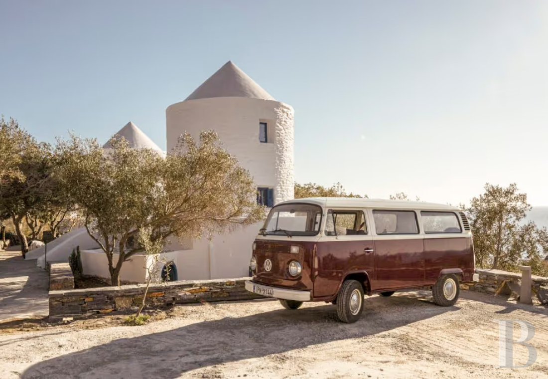 Près des plages de Skiathos,<br/>une villa contemporaine de 351 m² avec piscine dans un jardin de pins maritimes