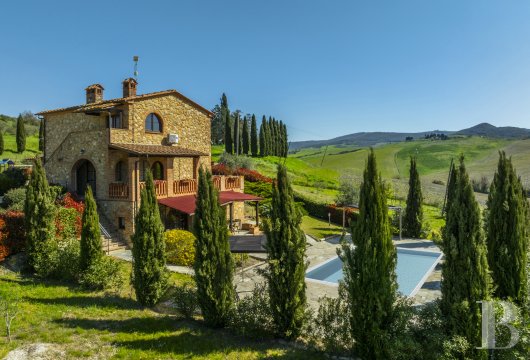 Près de Volterra, une villa toscane en pierre avec vue panoramique sur les collines