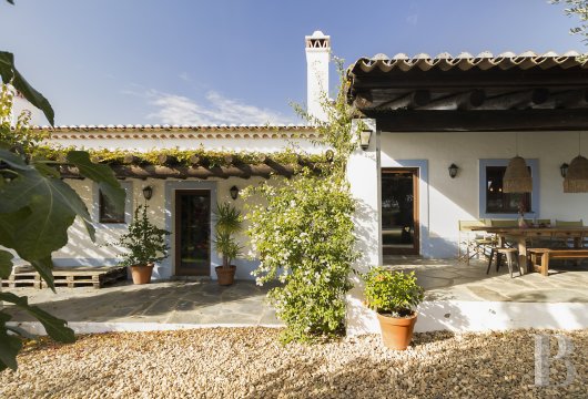 En Alentejo, au pied de la Serra, une propriété centenaire de 4,3 ha, dépendances indépendantes et verger