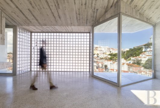 À Lisbonne, un appartement dans un immeuble brutaliste réhabilité par l'architecte Pedro Domingos, face aux ...