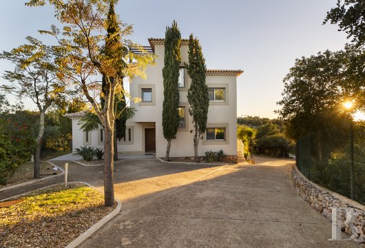 À Albufeira, dans l'Algarve, une villa contemporaine sur quelque 6 000 m² de terrain, avec vues sur la vallée
