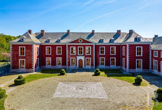À Flémalle, en province de Liège, un édifice du début du 18e s., sur quelque 4,2 ha dominant la vallée de ...