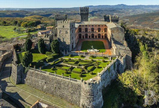 À Torre Alfina, un château médiéval aux confins du Latium, avec un jardin Renaissance