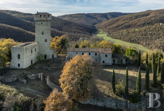 En Ombrie, un château médiéval avec tour de 35 mètres, à rénover, entre le lac Trasimène, Pérouse et Cortone