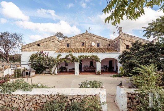 Dans la campagne de Ciutadella, à Minorque, une propriété agricole et résidentielle de 100 ha avec 1 760 m² ...