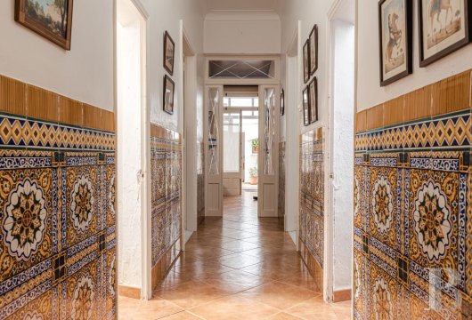 Dans la vieille ville de Ciutadella, une maison historique avec patio intérieur et vestiges industriels