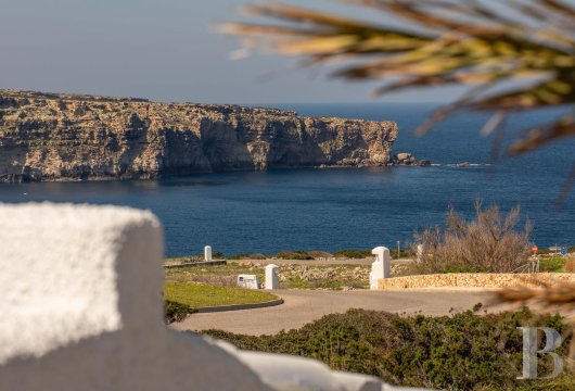 À Cala Morell, sur la côte nord-ouest de Minorque, une maison face à la mer