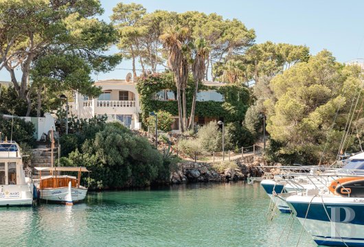 À Cala d'en Busquets, à Ciutadella, deux maisons mitoyennes en bord de mer d'environ 234 m² à rénover, avec ...