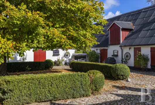 En Scanie, un domaine agricole, son grand étang, son pavillon et sa serre