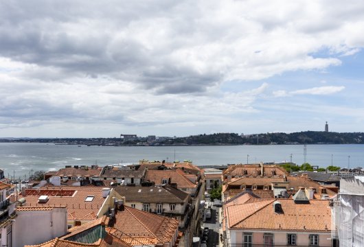Au Chiado, au dernier étage d'un immeuble pombalin réhabilité, un appartement sur deux niveaux