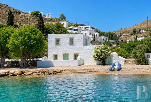 À Patmos, une maison de 1912 en première ligne de baie face à Grikos