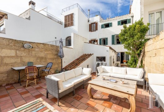 À Mahón, dans le centre historique de Minorque, une maison d’environ 574 m² aux voûtes en marès et sa terrasse