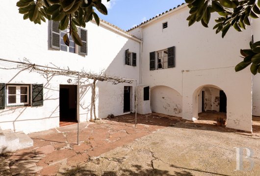 Dans l'intérieur de Minorque, une finca historique et sa chapelle privée, sur 135 hectares de terres agricoles ...