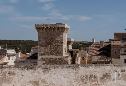 À Mahón, sur l'une des places les plus emblématiques du centre historique de Minorque, un édifice du 18e siècle ...
