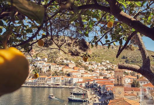 En Saronique, une maison de 1925 à Hydra, pierre et bois dominant le port