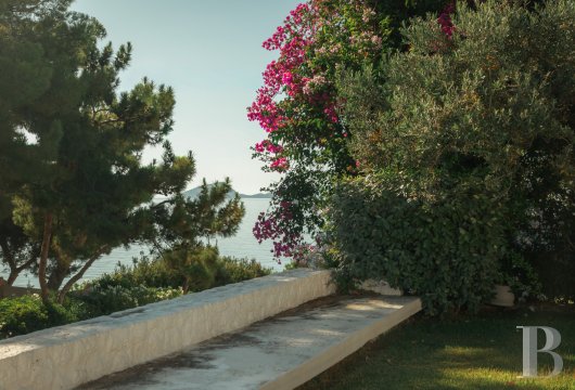 À Agios Aimilianos, une villa d'architecte face à la mer, dessinée pour une vie singulière