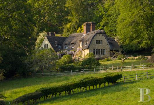 Au Surrey, une demeure de pierre entre jardins formels et forêt de chênes, domaine préservé de quelque 35 000 ...