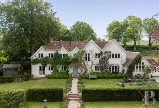 Dans le Hampshire, une demeure du 19e s. avec atelier d'artiste et quelque 2 ha de pelouses et de terrasses
