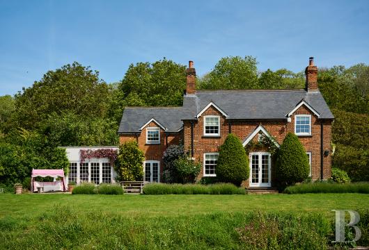 Dans les Chiltern Hills, dans le Buckinghamshire, une ancienne maison de garde forestier du 19e s. rénovée sur ...