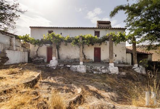 Dans le Parc Naturel de la Serra de São Mamede, une propriété de 1,55 ha avec deux maisons à rénover et vues ...