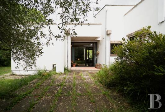 À Perugia, une villa de 1978, œuvre de l'architecture radicale italienne, sur environ 3 400 m² de terrain
