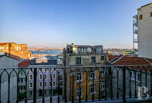 À Galata, dominant le Bosphore et la Péninsule Historique, un duplex du 19e siècle préservé