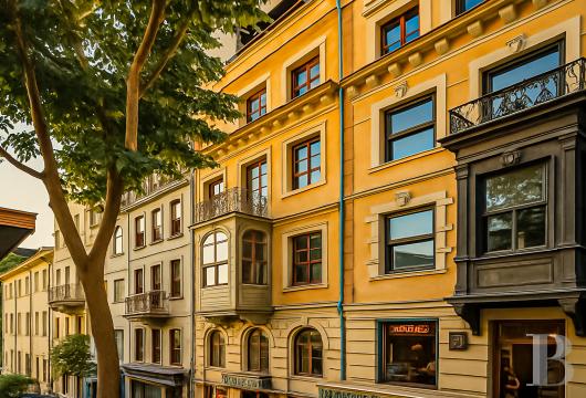 À Pera, entre Me?rutiyet Caddesi et la place de Tünel, un immeuble historique d'environ 500 m² sur sept niveaux