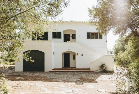 À Sa Caleta, une maison de quelque 335 m² à rénover, en pierre de marès, sur environ 2 244 m² de terrain