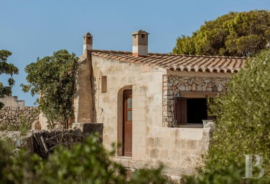 À quelques minutes de Ciutadella, une demeure rustique minorquine avec deux logements indépendants et vue sur ...