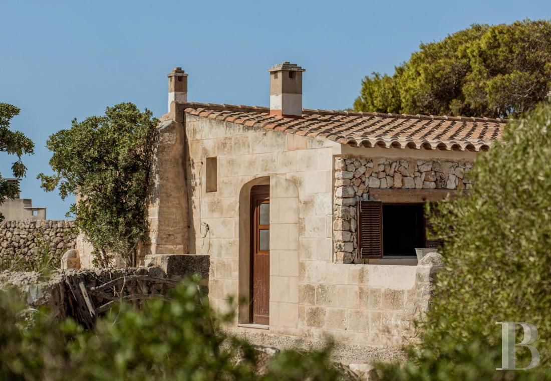 À quelques minutes de Ciutadella,<br/>une demeure rustique minorquine avec deux logements indépendants et vue sur mer