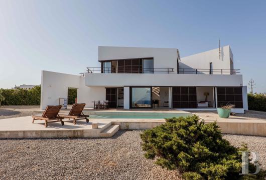 À Cala Morell, une villa d'architecte de quelque 272 m² sur environ 927 m², perchée en falaise face à la Méditerranée